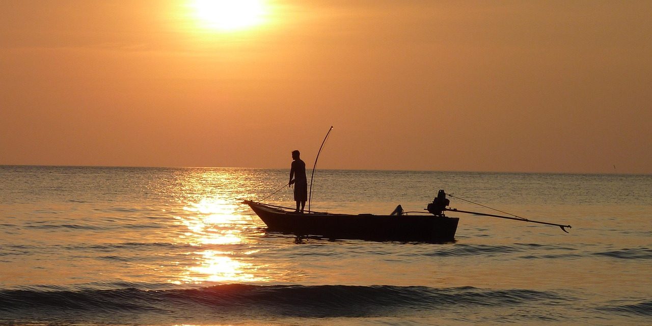pescaria, mar, pôr do sol, oceano, pescador, barco, natureza, barco de pesca, silhueta, céu laranja, sol, luz solar, sol reflexão, reflexo de água, horizonte, cenário, tailândia