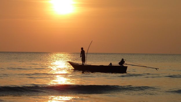 pescaria, mar, pôr do sol, oceano, pescador, barco, natureza, barco de pesca, silhueta, céu laranja, sol, luz solar, sol reflexão, reflexo de água, horizonte, cenário, tailândia